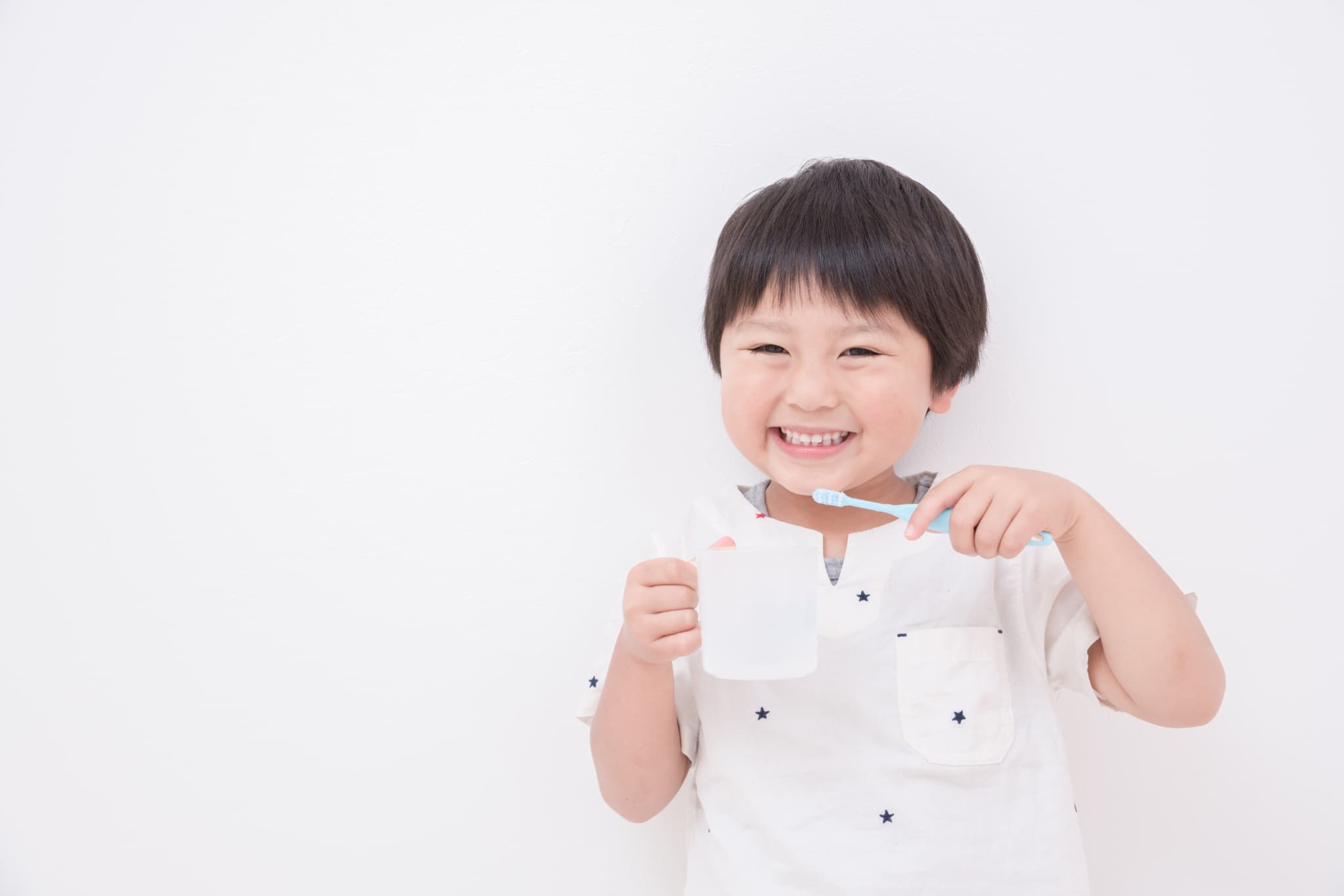 歯磨きしている男の子
